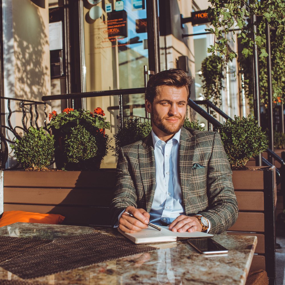 San Francisco Sugar Daddy at an outdoor café